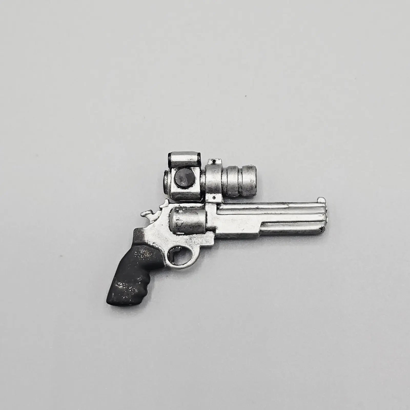 Revolver accessory for Movie Maniacs Snake Plissken 2000 action figure