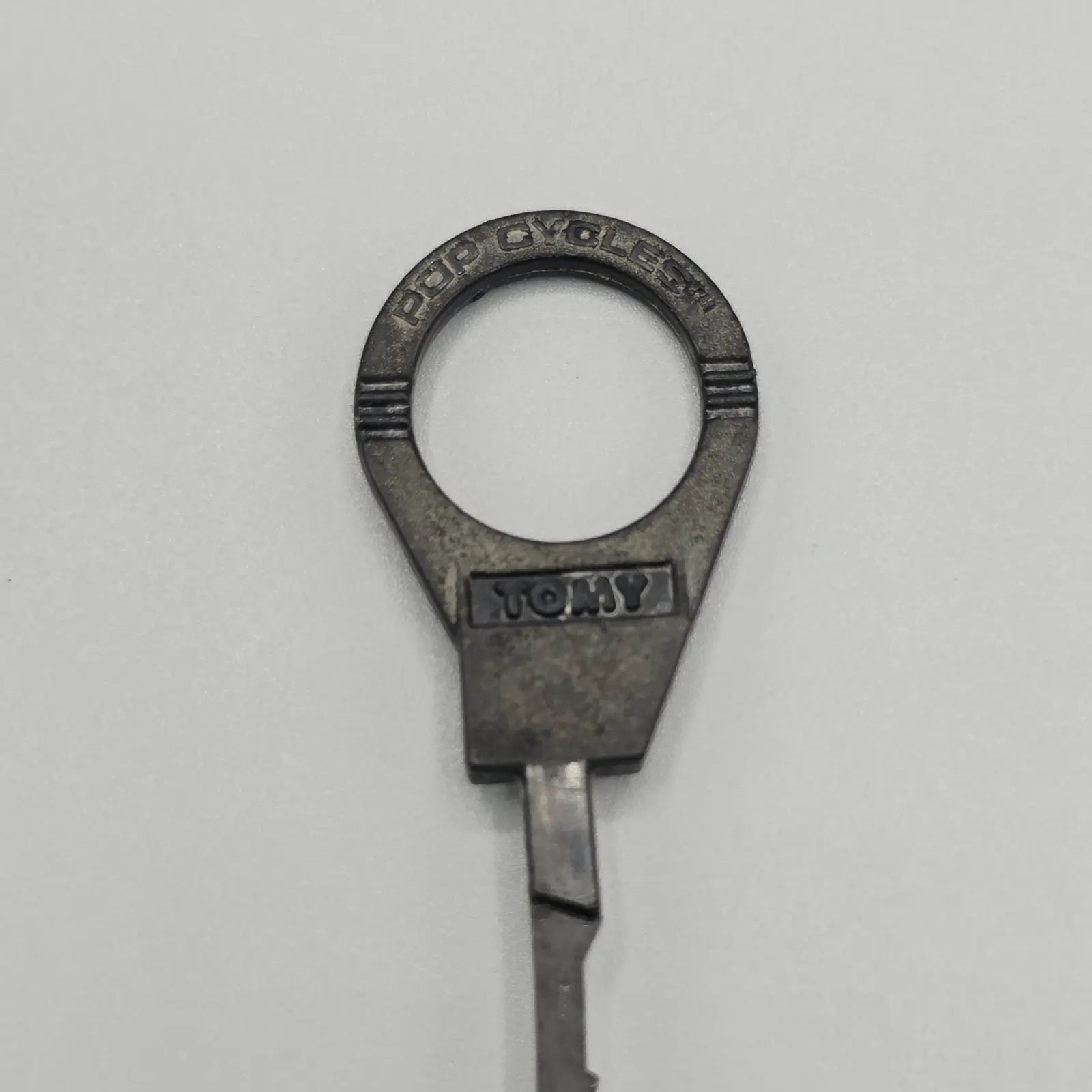 Up close shot of rip cord handle labeled TOMY Pop Cycles